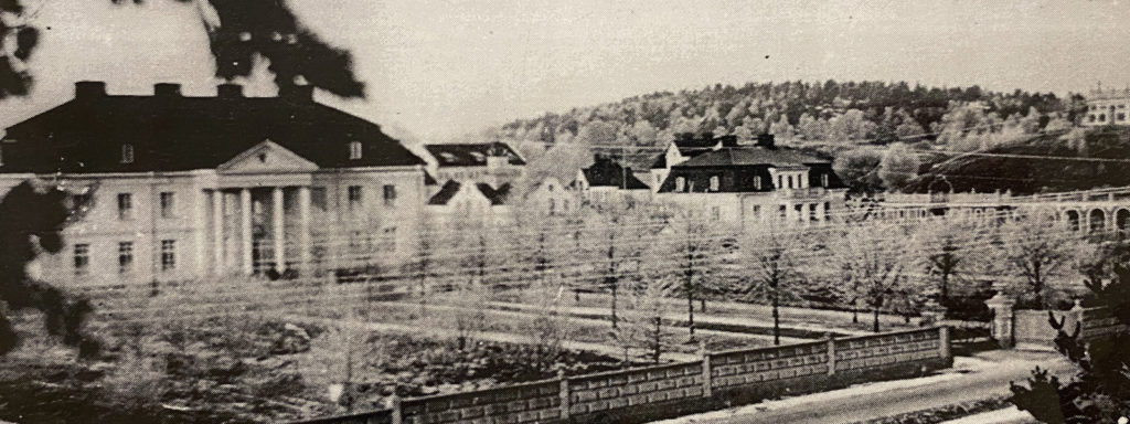 En svartvit äldre bild på herrgården i Hågelbyparken