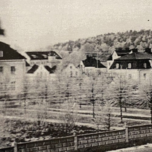 En svartvit äldre bild på Hågelby hus i Hågelbyparken