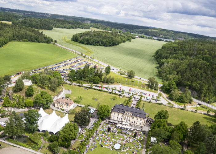 Flygfoto över Hågelbyparken och parkeringen