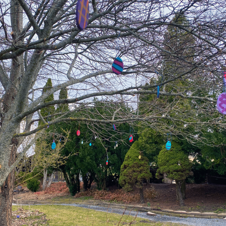 Färgglada påskdekorationer i träd